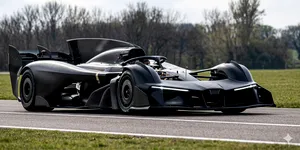 Al cui este Aston Martin-ul care face valuri pe rețelele de socializare? O combinație rară dintre o mașină de Formula 1 și una de Le Mans