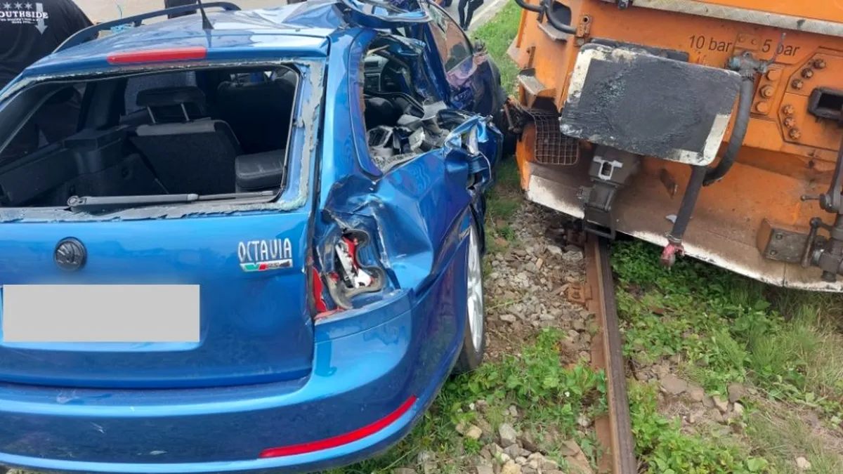 Imagini ireale surprinse la Suceava. Șoferul și pasagerul au sărit din mașina lovită de un tren