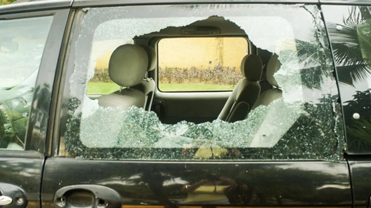 Incident grav în Mamaia: Copil de un an, blocat în maşină. Pompierii au fost nevoiţi să spargă geamul ca să-l scoată