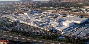 Fabrica Tesla din California, aflată lângă o școală, cere permisiunea pentru a polua de 13 ori mai mult decât o face acum