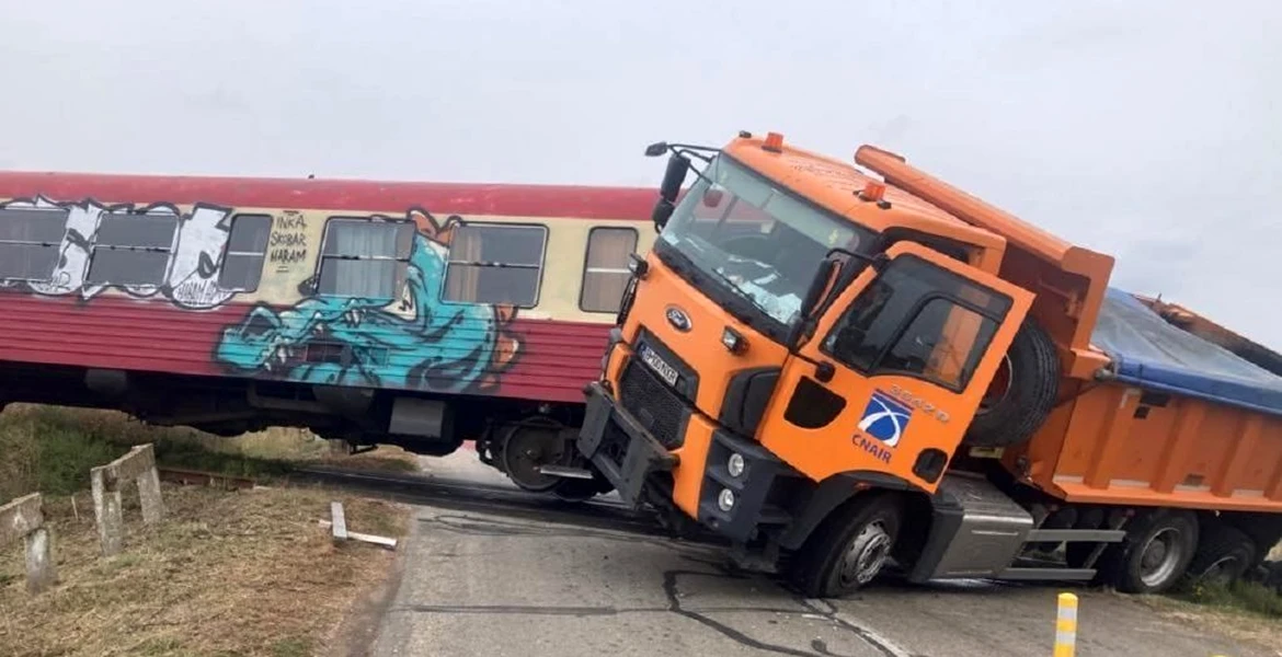Un tren a lovit în plin un camion la o trecere la nivel cu calea ferată