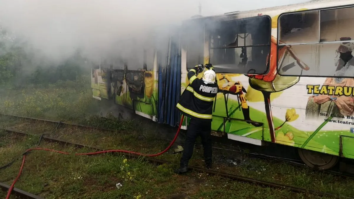 Incident bizar la Craiova: Un tramvai a luat foc după ce a fost lovit de trăsnet