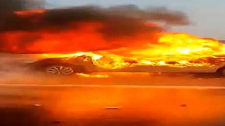 Mașină în flăcări pe autostrada București - Ploiești