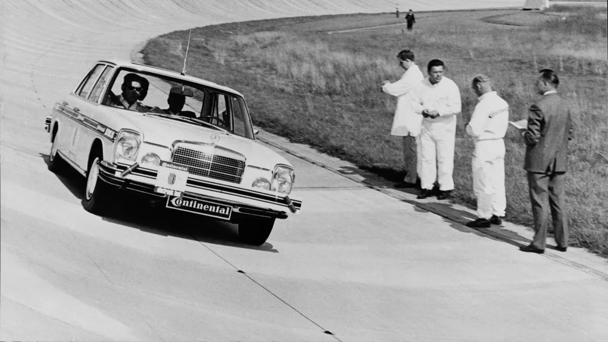 Continental a testat prima maşină fără şofer în 1968. „În viraje înclinate, cu o fantomă la volan