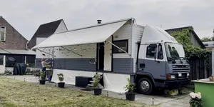 Foto | Un cuplu olandez a transformat un vechi camion DAF într-o casă mică funcțională, pentru un trai accesibil