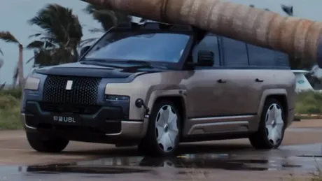 Test extrem pentru BYD YangWang: un palmier uriaș cade pe SUV-ul de 150.000 de dolari, iar mașina pleacă mai departe