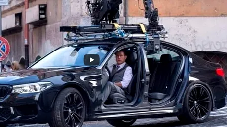 Tom Cruise conduce un BMW M5 fără uși. Cascador la 58 de ani