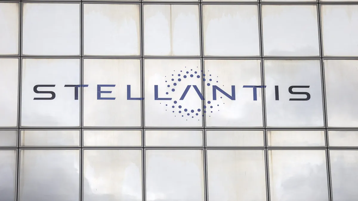 Stellantis înregistrează primele sale pierderi operaționale din istorie. Tranziția lentă către EV-uri costă grupul auto 20 de miliarde de euro