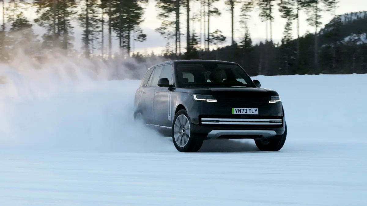 Land Rover publică primele imagini oficiale cu noul Range Rover complet electric