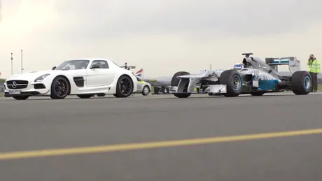 Când un Mercedes SLS AMG Black Series întâlneşte un monopost de F1. VIDEO