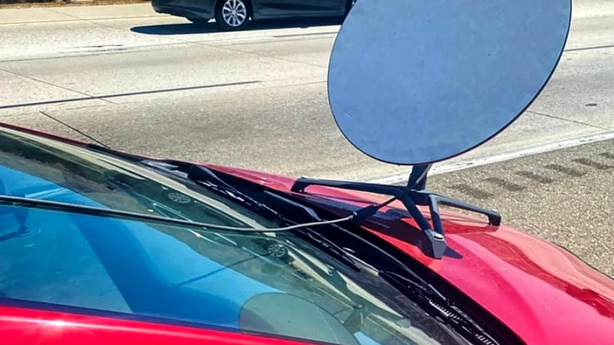 Motivul inedit pentru care un șofer și-a montat o antenă parabolică pe mașină - FOTO