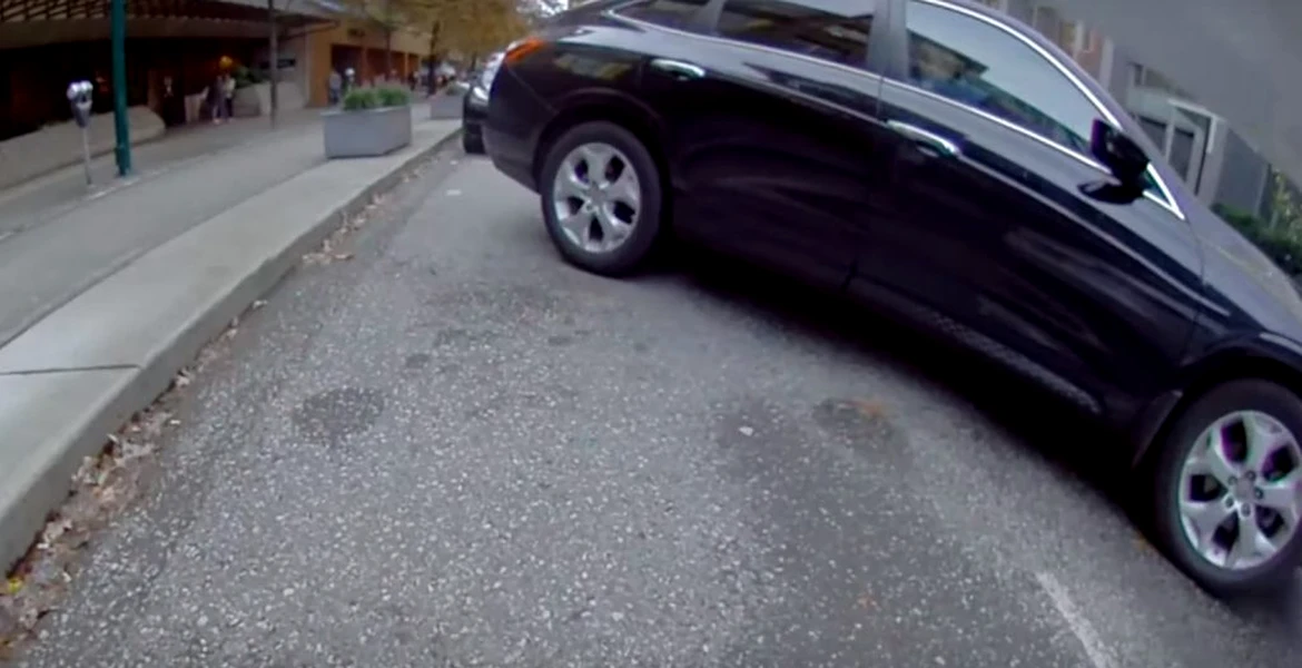 Ce se poate întâmpla dacă se blocheză pedala de acceleraţie în marşarier – VIDEO