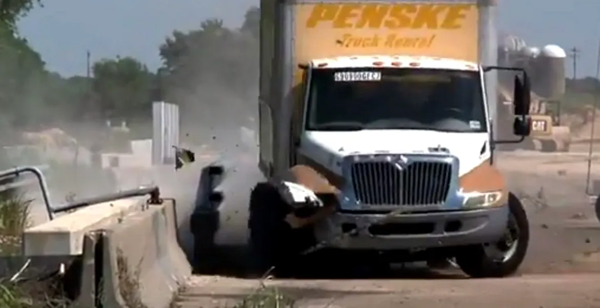 VIDEO: Cât de rezistente sunt parapetele de protecţie de pe poduri? Foarte rezistente