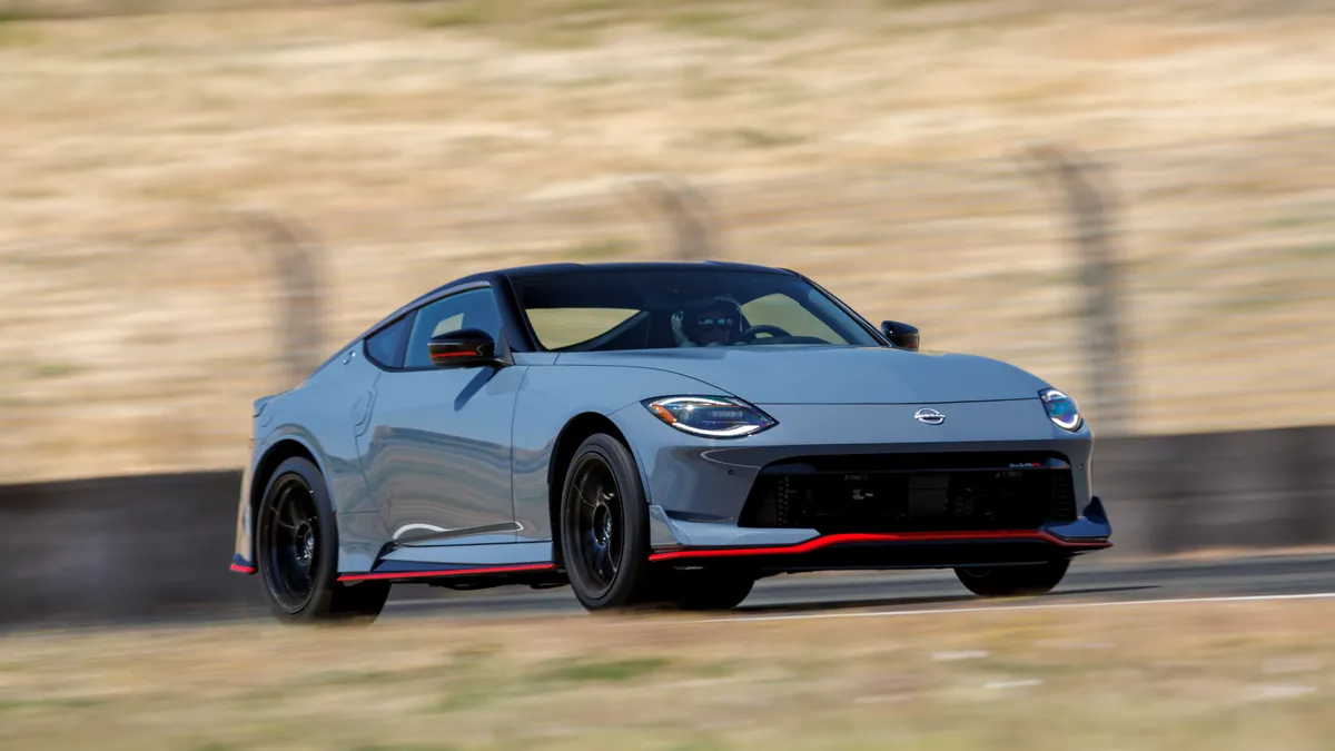 Noul Nissan Z Nismo a fost lansat. Coupe-ul dispune de 420 CP și modificări de ordin aerodinamic - VIDEO