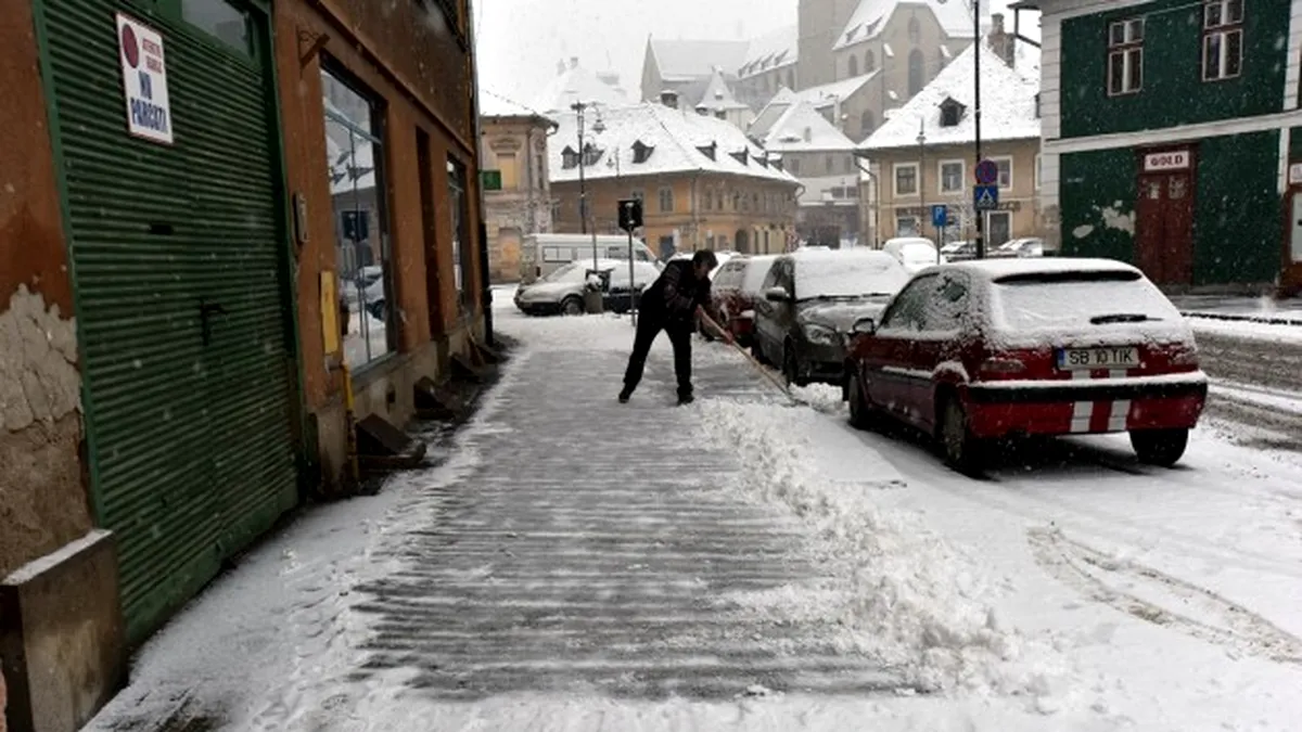 Un român a fost amendat de poliţie în luna mai că nu şi-a deszăpezit trotuarul, deşi nu are trotuar în faţa casei