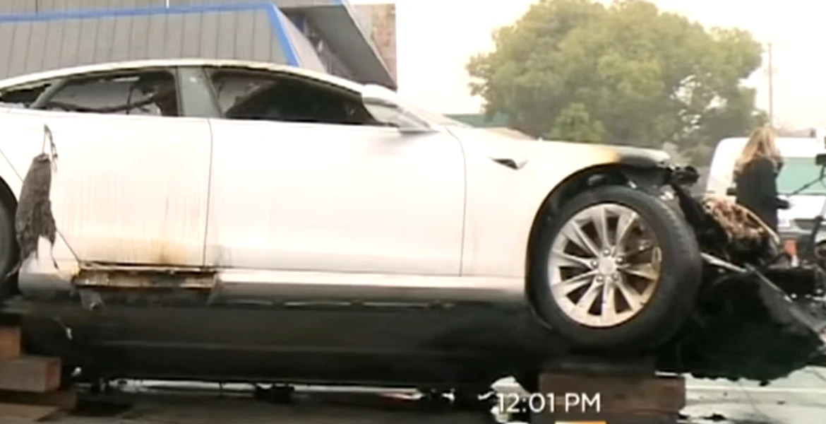 O Tesla a luat foc de două ori în aceeaşi zi – VIDEO
