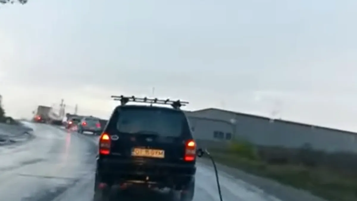Șofer oltean, filmat în timp ce rula cu furtunul de la poma de alimentare după el. VIDEO