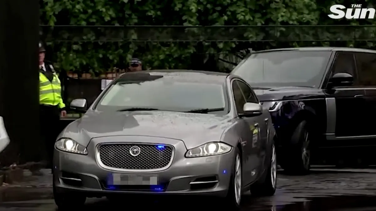 Premierul Boris Johnson, implicat într-un accident. Cum arată acum limuzina Jaguar XJ?