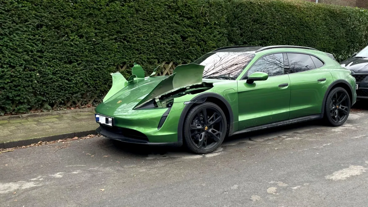 Hoții au furat farurile de pe un Porsche Taycan, lăsând mașina ciopârțită - FOTO