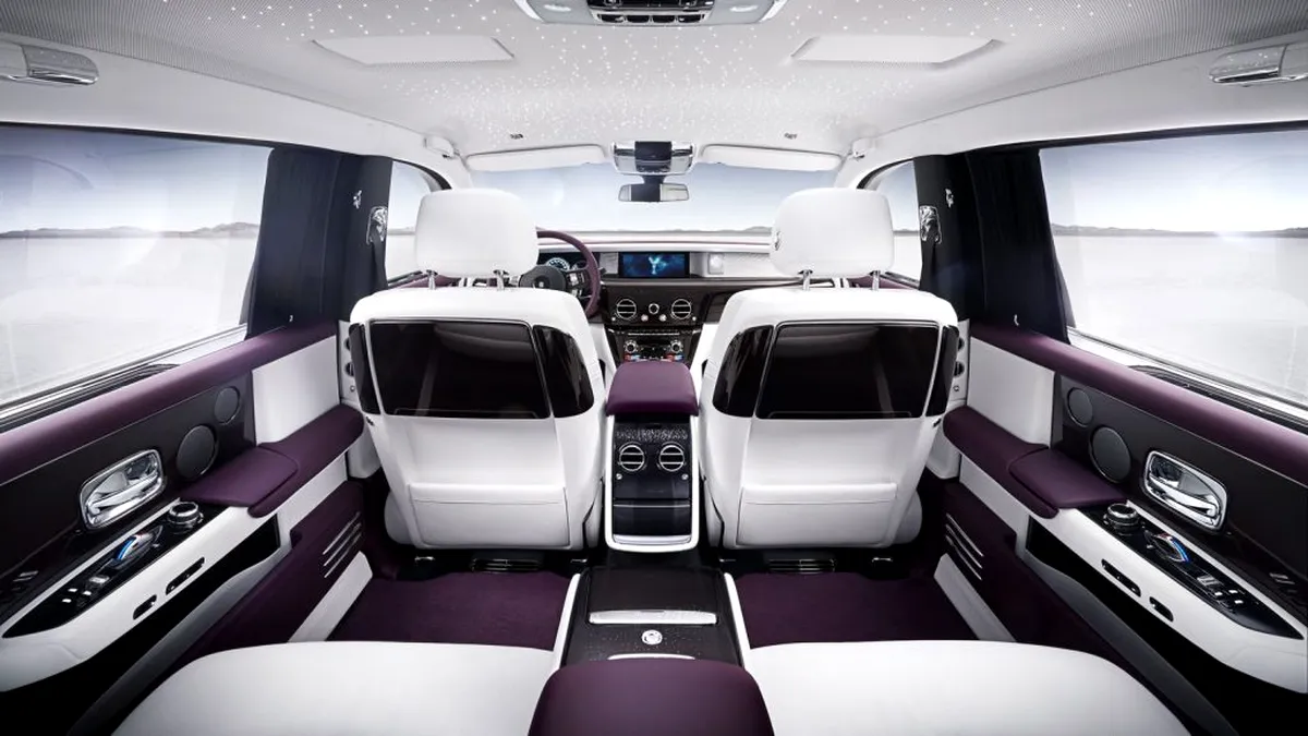 S-a lansat noul Rolls Royce, o limuzină impecabilă. BMW e în spate, maşina are un motor enorm