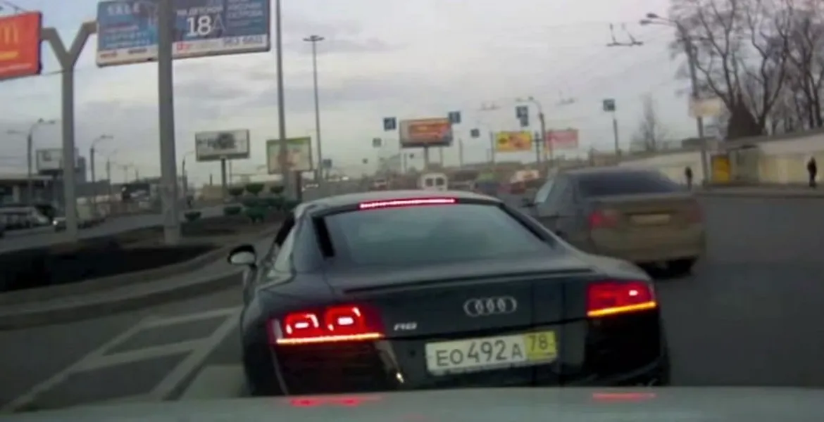 Video: Cum să fii nesimţit în trafic cu un Audi R8