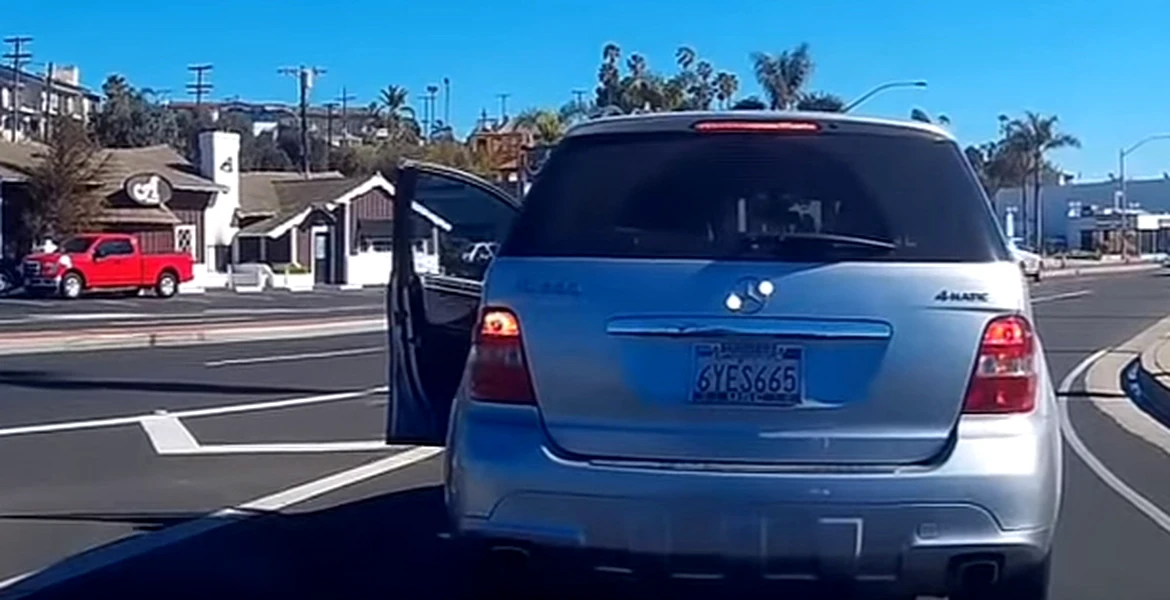A vrut să sară la bătaie în trafic, dar şi-a luat o uşă în cap de la propria maşină | VIDEO