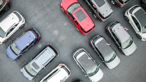 Noi reguli de parcare în 2025: Amenda se aplică direct proprietarului mașinii, dar se elimină punctele de penalizare