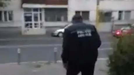 Se „clatină” legea. Imagini cu un poliţişt local beat au devenit virale pe Facebook | VIDEO