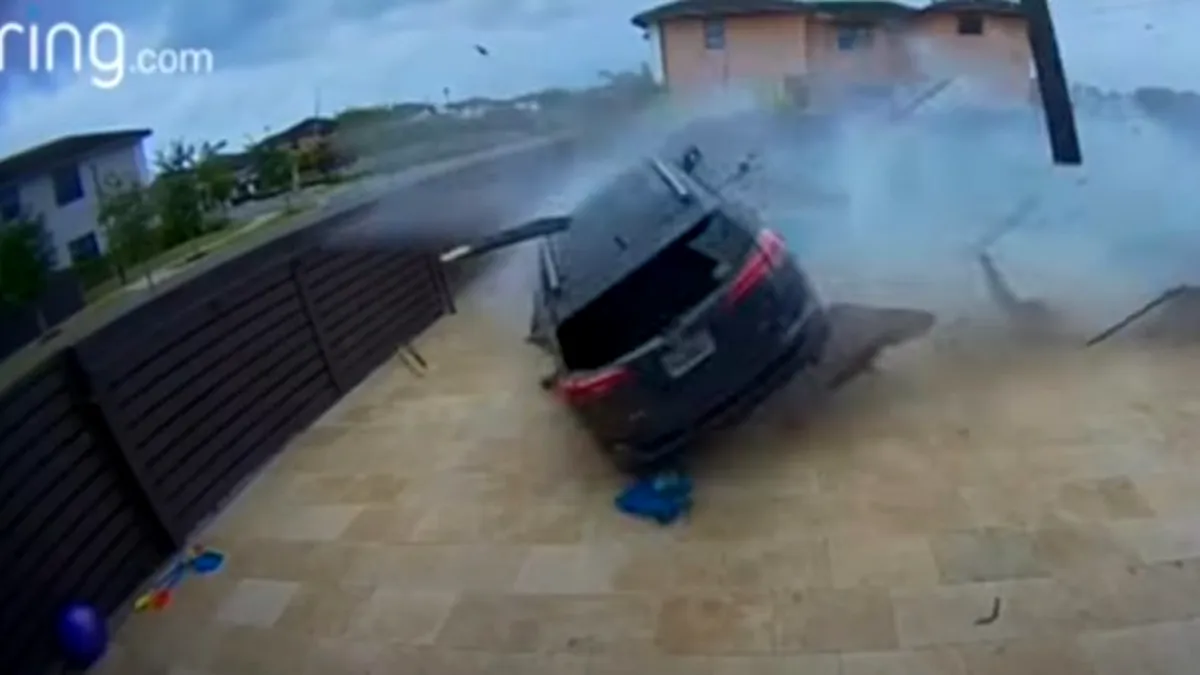 Toyota RAV4 zboară prin curte, la un pas de a ateriza în piscină