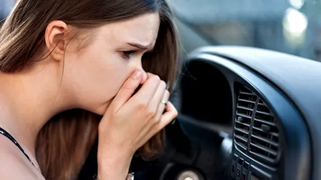Cum scapi de mirosurile neplăcute din mașină