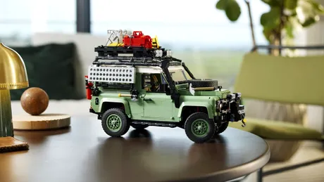 Un nou set LEGO pentru pasionați:  Land Rover Defender 90 este disponibil din aprilie