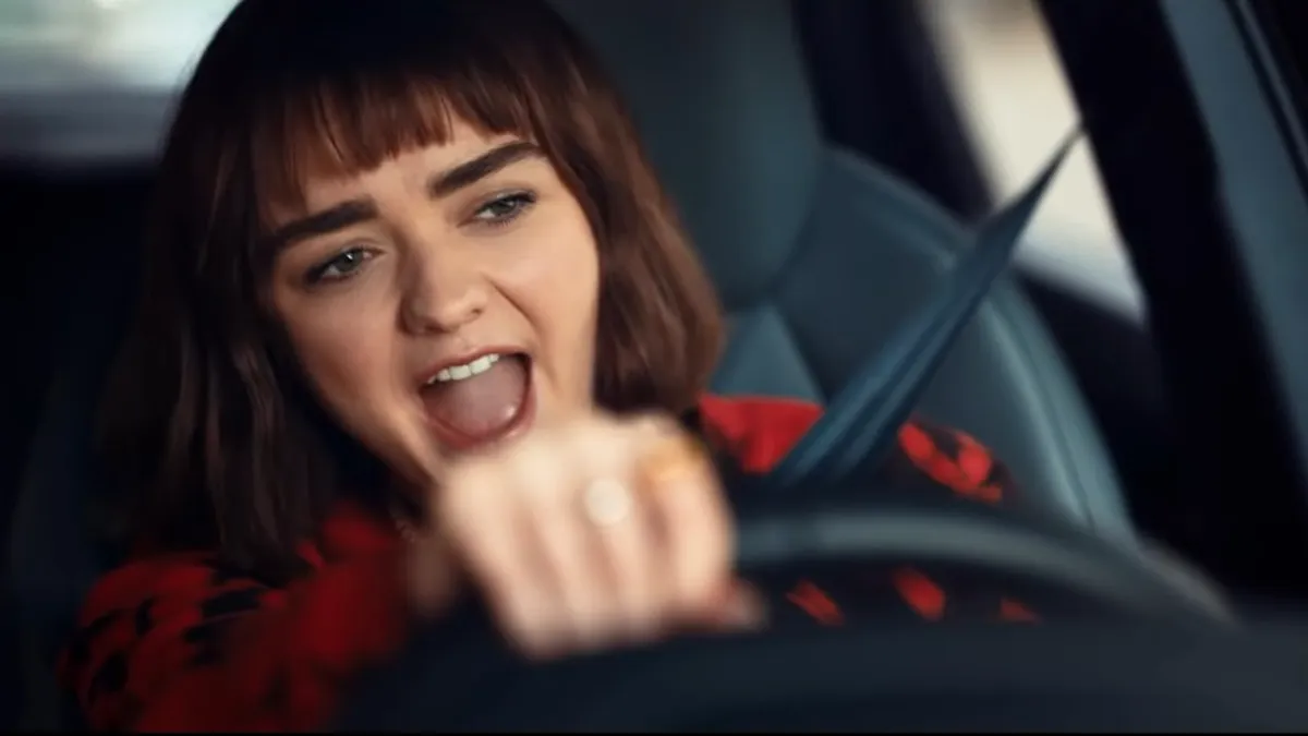 Arya Stark din Game of Thrones conduce Audi e-tron Sportback