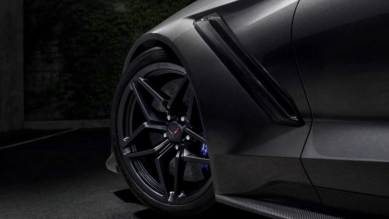 1-2019-chevrolet-corvette-zr1-005 