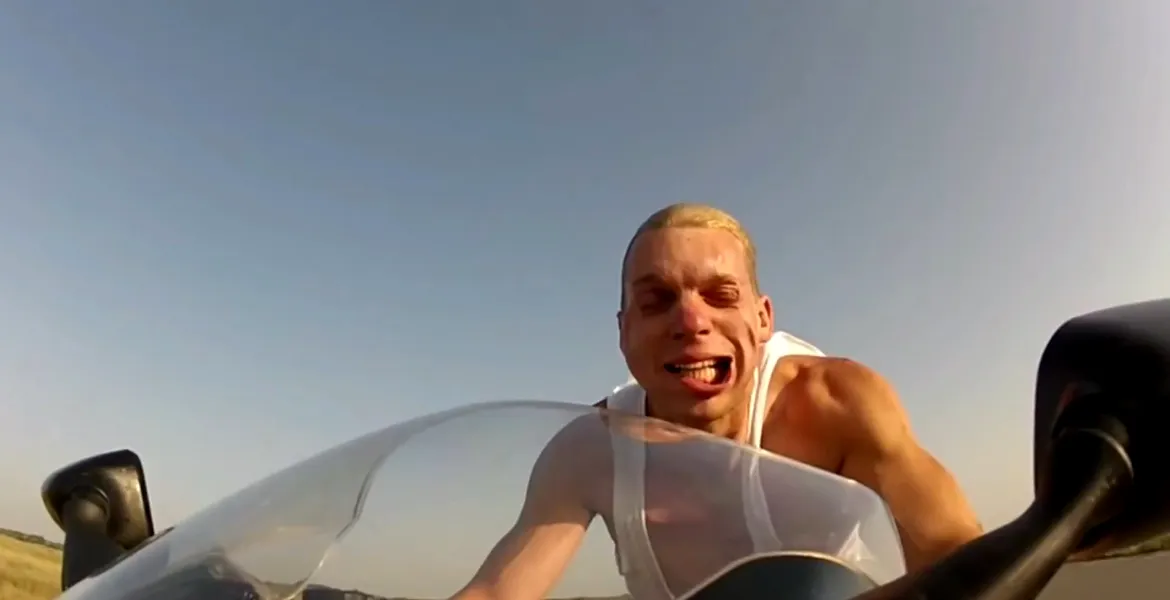 Inconştienţă totală: cu 240 km/h pe motor, fără cască. VIDEO