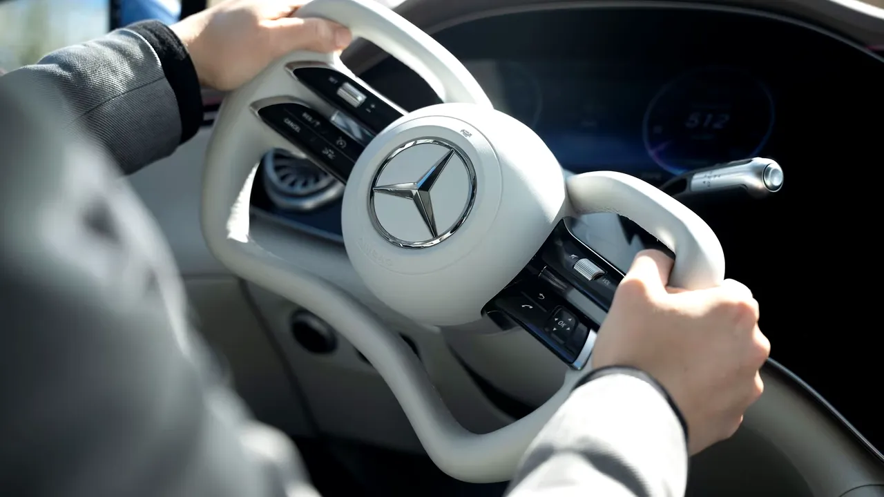 mercedes-benz-va-lansa-prima-sa-masina-cu-directie-digitala-in-2026-germanii-vor-folosi-o-volan-care-arata-ca-o-mansa-de-avion 2 