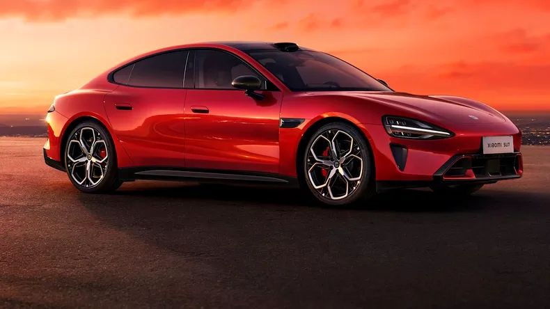 Xiaomi SU7 facelift (2026): autonomie de până la 902 km și tehnologie AI avansată, rival pentru Tesla Model 3