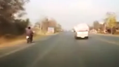 O saltea cade din maşină şi loveşte un scuterist. Restul pare desprins din filmul ”Final Destination”. VIDEO