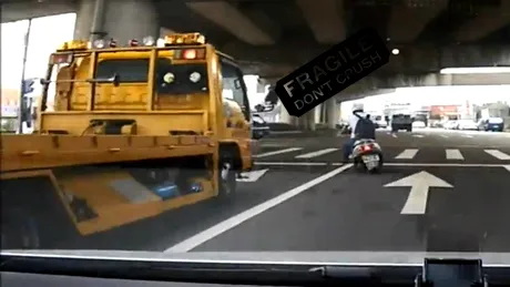 Accident: ce se întâmplă dacă nu te asiguri la schimbarea benzilor! VIDEO