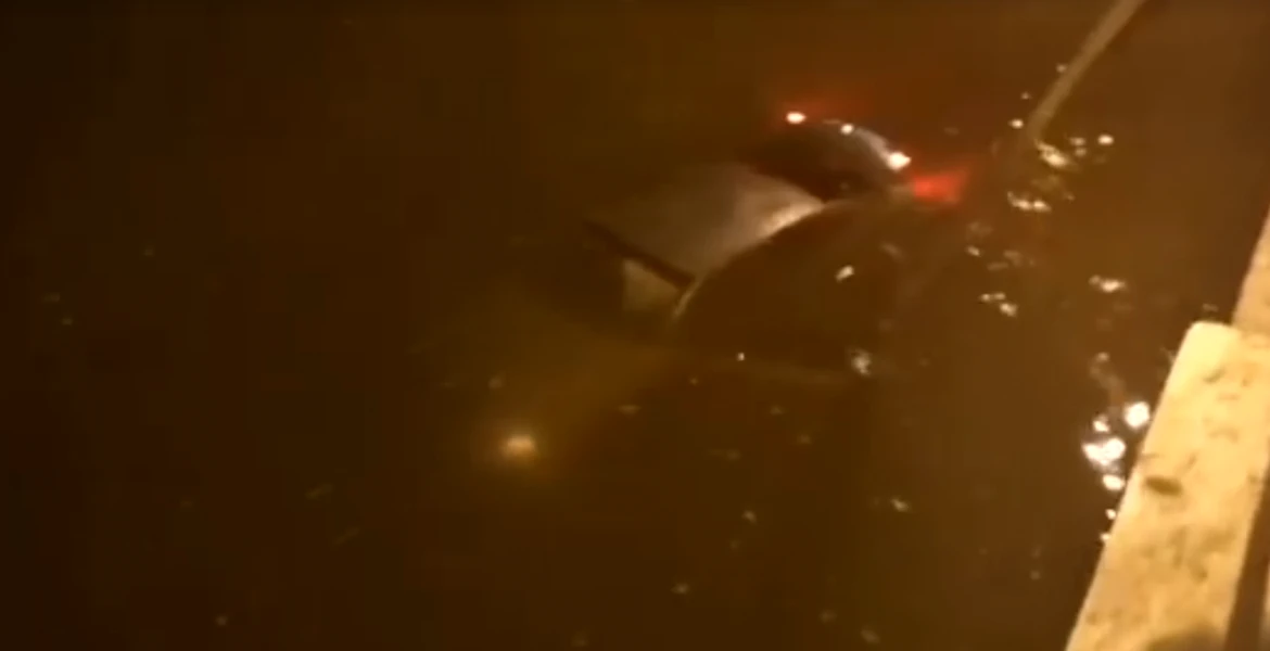 Accident rutier azi-noapte în Bucureşti. Un bărbat a plonjat cu maşina în râul Dâmboviţa, de pe podul de la Timpuri Noi – VIDEO