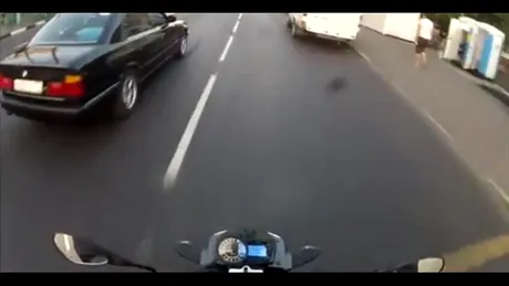 VIDEO: Un şofer de BMW loveşte intenţionat un motociclist!
