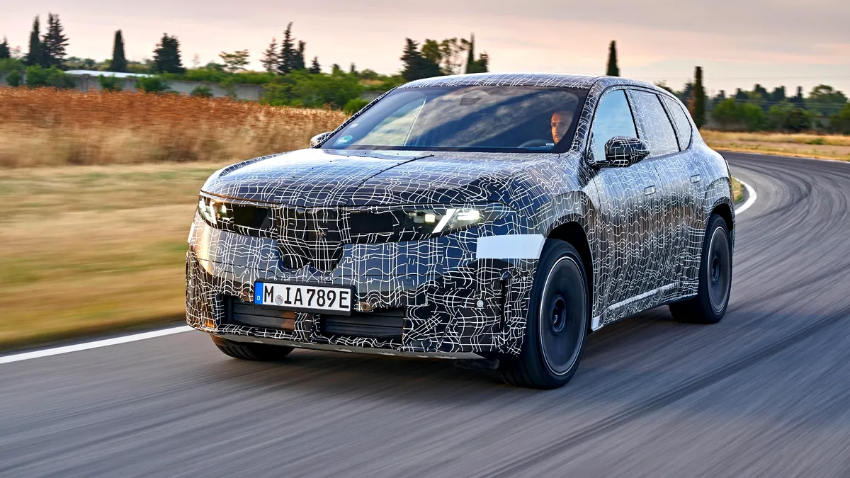 Viitorul BMW iX3 va putea parcurge până la 800 km cu o încărcare. SUV-ul electric apare în noi imagini