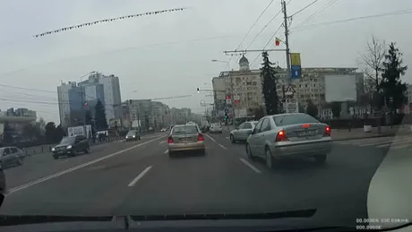 Omu` a crezut că poate să iasă pe stradă ca la el în comună, însă a tăiat faţa cui nu trebuia - VIDEO