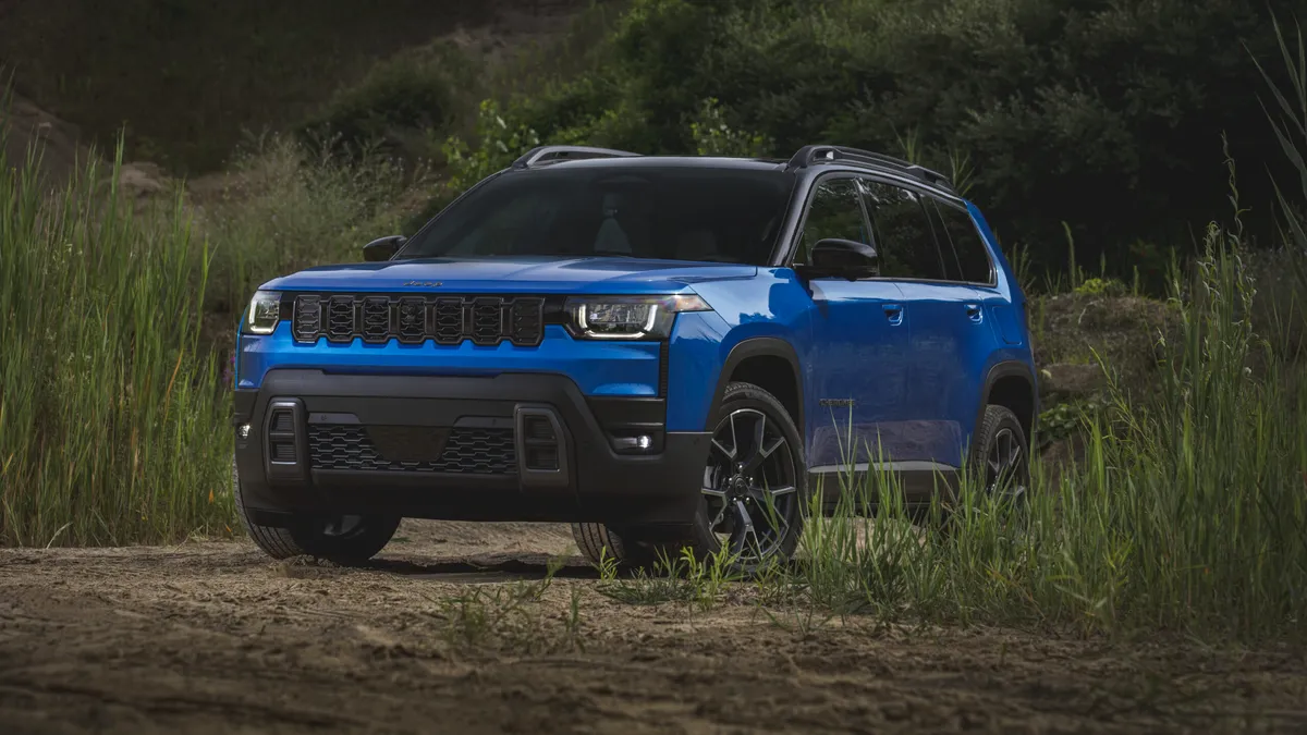 Jeep prezintă noua generație a SUV-ului Cherokee. Modelul debutează cu o motorizare hibrid