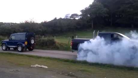 Duel în stil redneck: Dodge Ram vs. Land Rover Defender. VIDEO