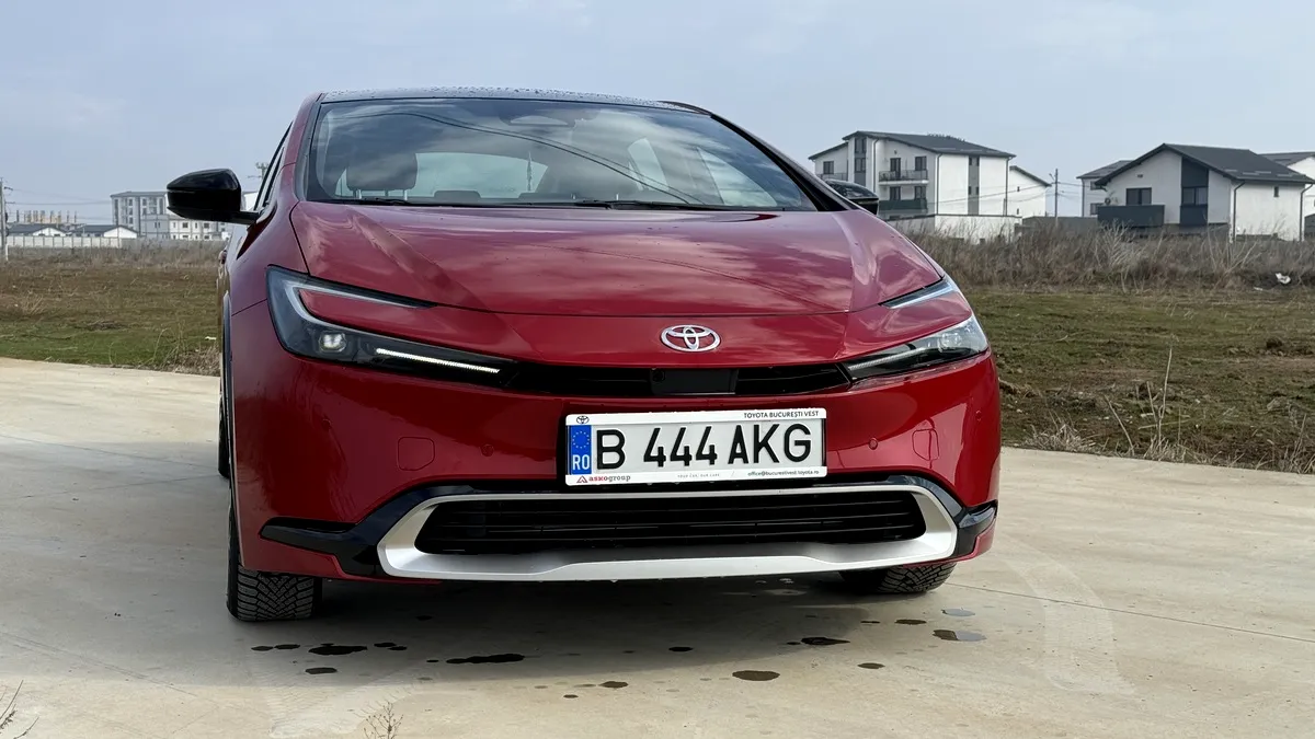 Noua Toyota Prius arată bine, consumă puțin, dar are un preț pe măsură - VIDEO