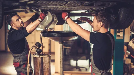 Cât de des trebuie făcut schimbul de ulei și de ce nu e realist intervalul de 2 ani sau 30.000 KM