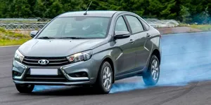 Frâna de motor vs. frâna clasică: Diferențe esențiale și când e recomandat să le folosești