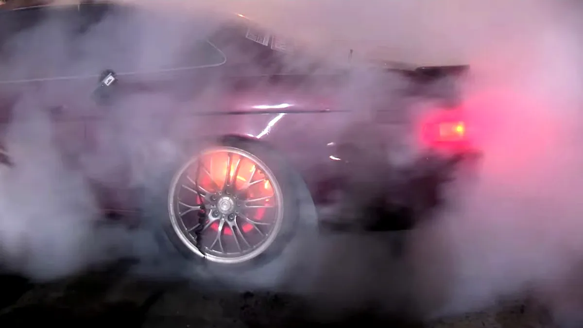 Dovada (video) că un burnout nu îţi distruge numai anvelopele