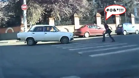 VIDEO: În Rusia, pietonul loveşte maşina, nu invers