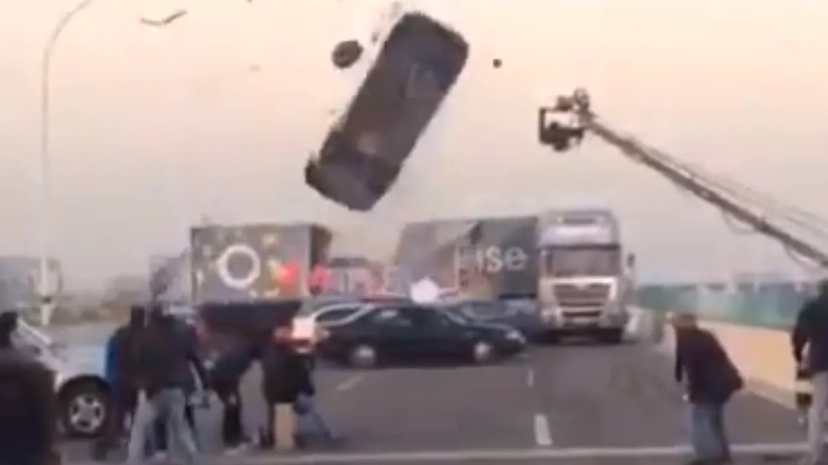 Cascadorie spectaculoasă terminată prost pe un platou de filmare. VIDEO